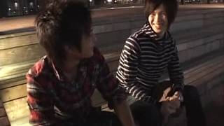 Os garotos asiáticos realizam alegremente o anal