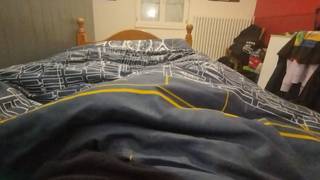 Eu me masturbo com meu pênis na cama à noite Eu me masturbo com meu pênis na cama à noite