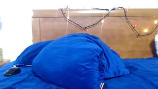 A pequena cadela excitada se masturba para nosso prazer