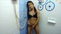 Travesti masturba seu pau grande debaixo do chuveiro