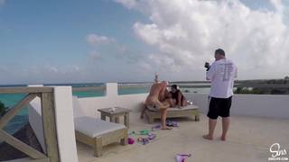 Johnny Sins faz sexo em um paraíso exótico