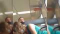 Um casal fode no trem e nos deixa assistir-vídeos pornô