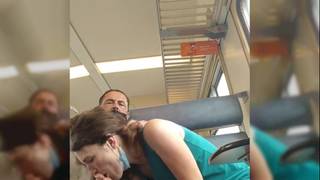 Um casal fode no trem e nos deixa assistir-vídeos pornô