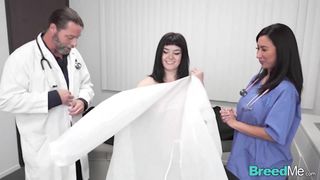 O médico maroto Fode uma doce paciente morena