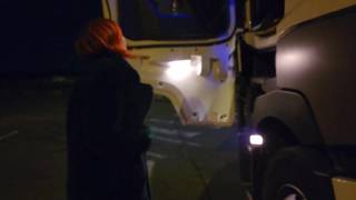 Transar com um motorista em um posto de gasolina Transar com um motorista em um posto de gasolina