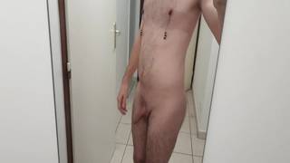 A mordaça submissa se diverte com seus brinquedos A mordaça submissa se diverte com seus brinquedos