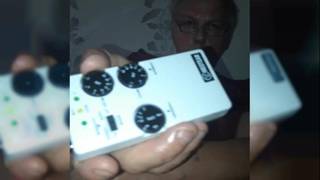 Este homem coloca objetos dentro de seu pênis Este homem coloca objetos dentro de seu pênis