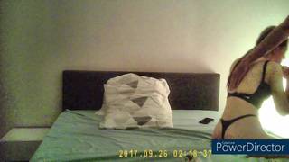 Um casal de namorados transando em uma cama de hotel