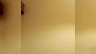 Um cara bonito se masturba com seu pau gordo e bebe seu esperma