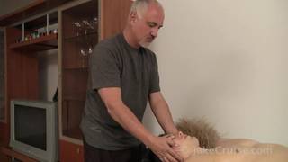 Massagista mais velho faz massagem em um gay enforcado Massagista mais velho faz massagem em um gay enforcado