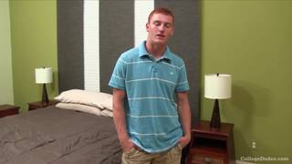 O ruivo bonito Palmer Dilis se punheta o pau na sua cama confortável