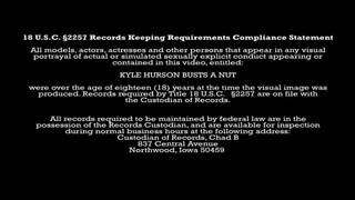 Kyle Hurson faz uma punheta com muito gosto num canto da casa