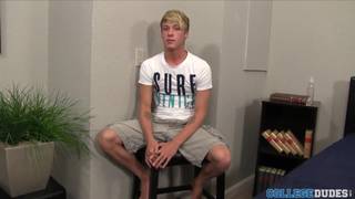 O loiro Gage Anderson se exibe se masturbando de forma muito sensual