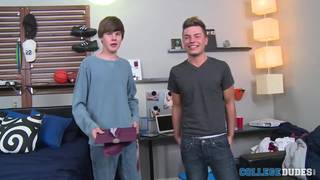 Os jovens Tommy White e Josh O'Brian transam maravilhosamente