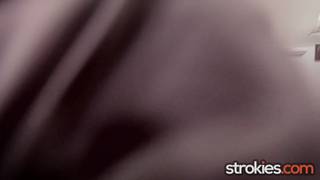 Angel Gostosa masturba seu pênis durante uma entrevista Angel Gostosa masturba seu pênis durante uma entrevista