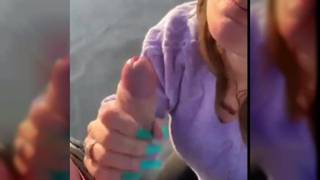 A bela loira chupa ao ar livre e se diverte