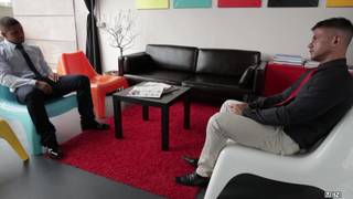 Dato e Goran fodem na sala de reuniões da empresa