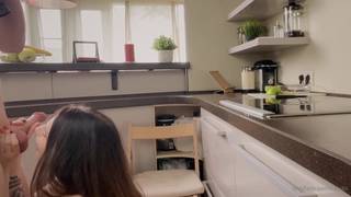 Uma manhã rica na cozinha para usar a garganta profunda