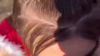 O rosto de uma bela garota inundado de sêmen após o sexo oral