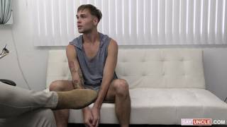 Um médico pervertido faz sexo com um paciente gay