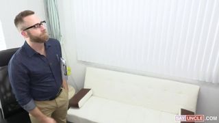 Meio-irmãos gay transam na frente de terapeuta pervertido