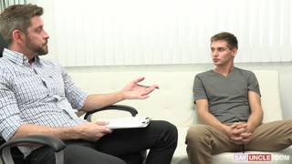 Ashton Silvers põe-se a foder com o seu terapeuta na consulta