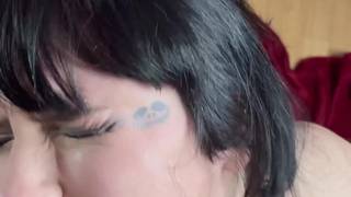 Morena de lábios vermelhos chupa o pau de seu amante e se diverte Morena de lábios vermelhos chupa o pau de seu amante e se diverte