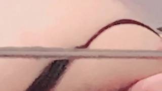 Amadora se masturba em frente a um espelho por curiosidade