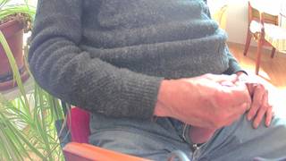 Homem velho se masturba com o pênis fora do ziper Homem velho se masturba com o pênis fora do ziper