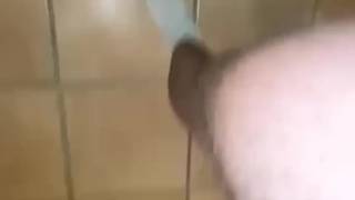 O pênis gordo de um velho estranho é chupado por um jovem