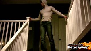 Um homem se exibe e se masturba em frente ao espelho para se excitar