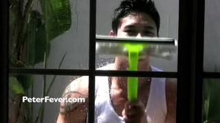 O lavado de janelas faz empalmar o pênis a este gay japonês