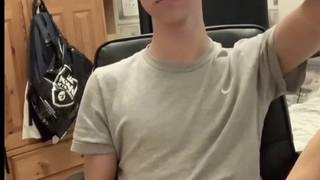 Jovem gay chama seu grande e duro pênis de brochista Jovem gay chama seu grande e duro pênis de brochista