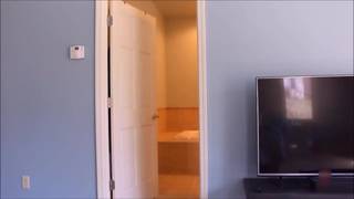 Calcinha vestida e brinquedo sexual tirado, é assim que eu gozo