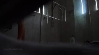 Uma câmera escondida em um chuveiro público grava uma mulher nua Uma câmera escondida em um chuveiro público grava uma mulher nua