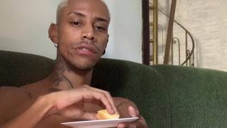 Uma estrela do porno gay amador punheta sua longa pica preta