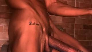 Gay preto bombeia sua longa pica com um brinquedo sexual