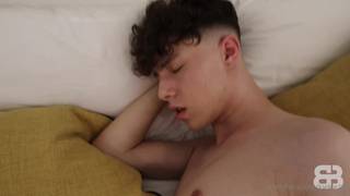 Jovem com o cu escancarado volta para mais foda Jovem com o cu escancarado volta para mais foda