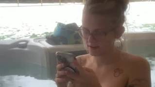 Amadora loira amadora gravando a si mesma nua na webcam em uma piscina