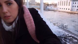 Nunca é frio demais para se masturbar como ela faz. Nunca é frio demais para se masturbar como ela faz.