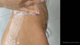 A espuma de banho escorrendo por suas nádegas e seus belos seios A espuma de banho escorrendo por suas nádegas e seus belos seios