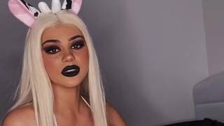 Loira em biquíni sexy cosplay quer ficar com tesão por você