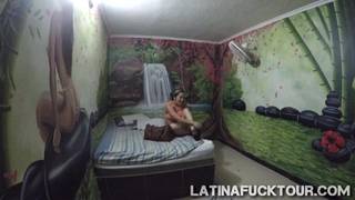 Esta latina mamacita chupa um pau antes de levá-lo na buceta