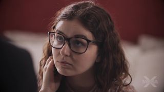 Leana tem más notas e vai ser castigada pelo marido da sua mãe