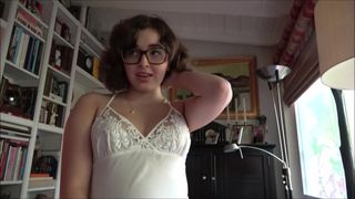 Leana é uma garota morena rebelde castigada por seu padrasto