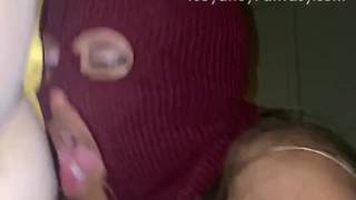 Homem chupa o pênis de uma transexual negra e abre seu cu