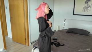 A jovem Kiara J se masturba sobre sua almofada