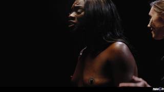 Uma boa lambida de lésbicas entre Ana Foxx e Maya Woulfe