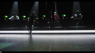 Rebellious Angel forçada a separar suas coxas e a se masturbar