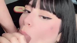 Morena bonita engole uma porção de esperma depois de uma felação Morena bonita engole uma porção de esperma depois de uma felação